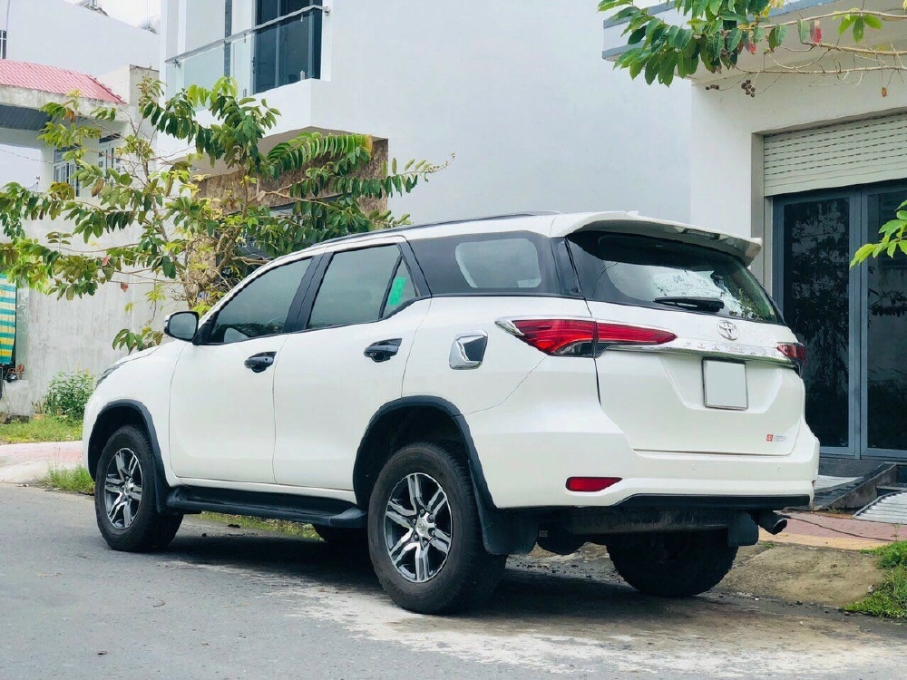 Toyota Fortuner sản xuất cuối năm 2016 màu trắng xe gia đình