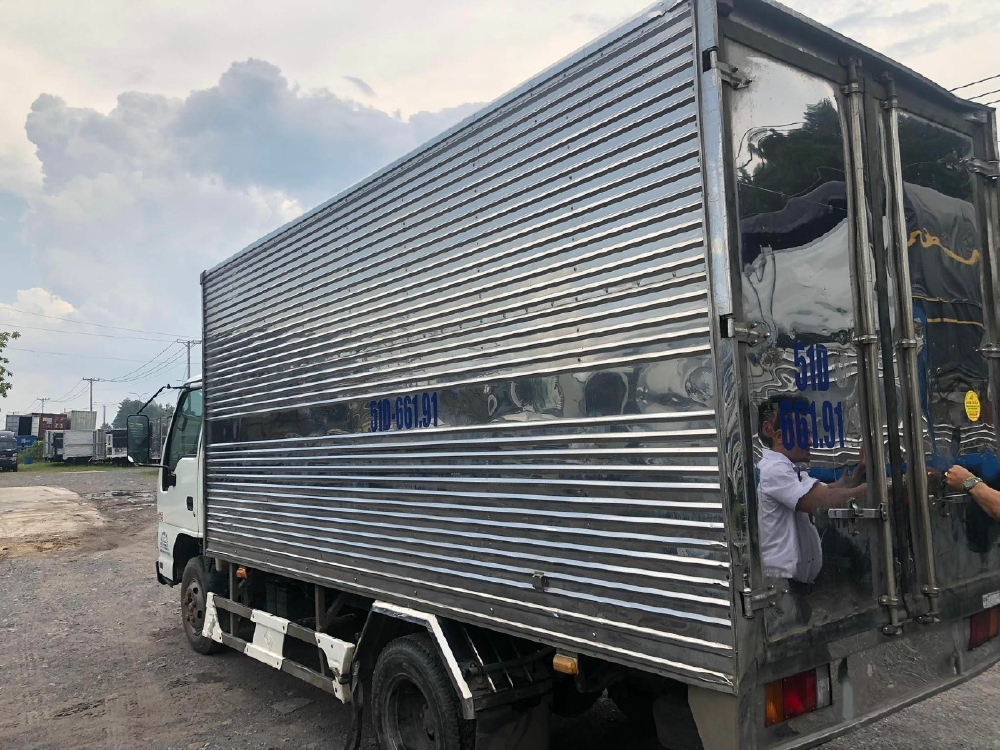 Xe tải củ ISUZU tải trọng 1t9 thùng kín đời 2020 siêu zingg