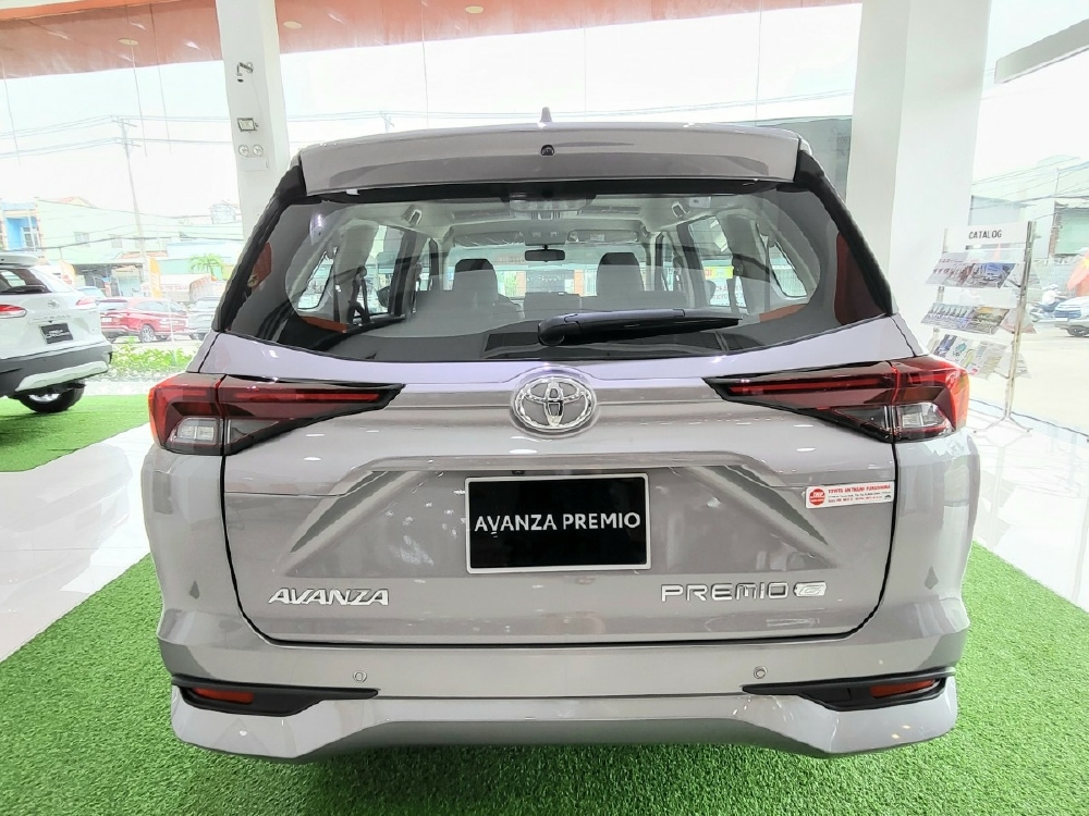 Toyota Avanza Premio mới 100% 
