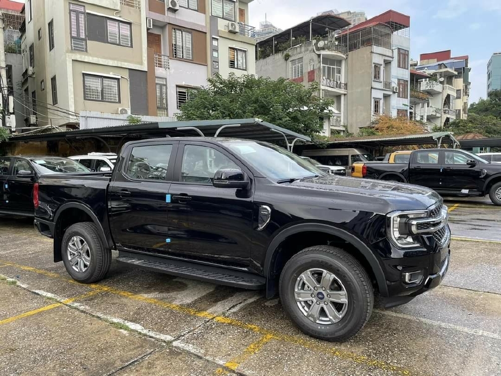 Ford Ranger XLT 4X4AT GIAO NGAY