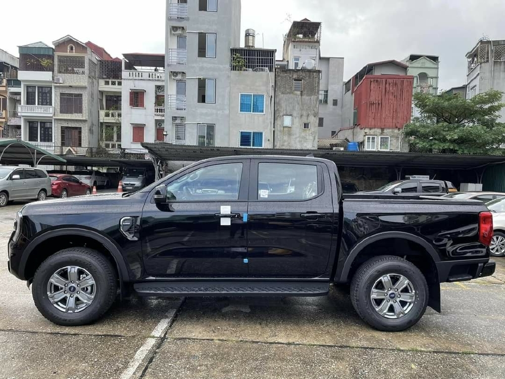 Ford Ranger XLT 4X4AT GIAO NGAY