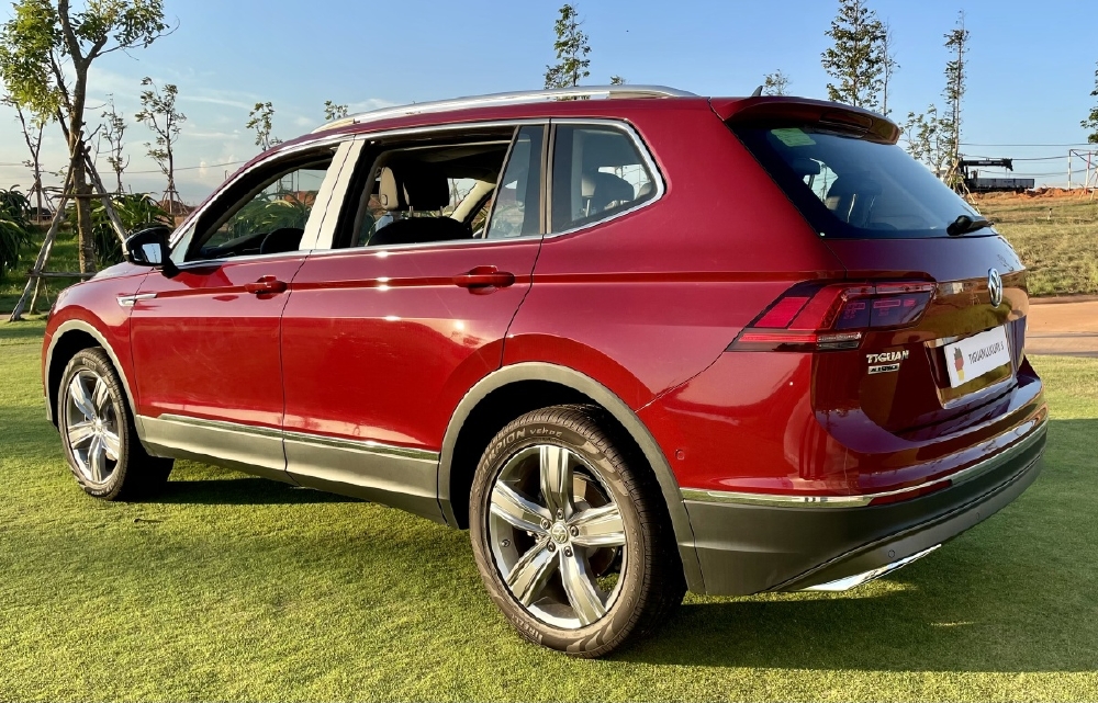 Volkswagen Tiguan Luxury S 2022 màu Đen - KM Tháng 12