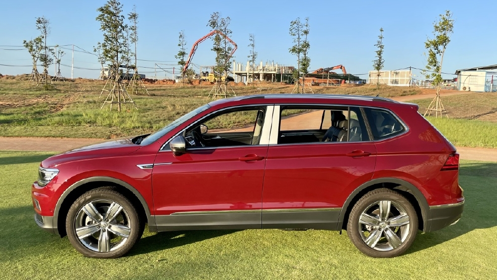 Volkswagen Tiguan Luxury S 2022 màu Đen - KM Tháng 12