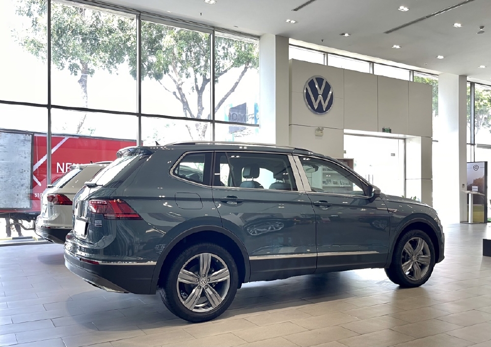 Volkswagen Tiguan Luxury S 2022 màu Xanh - KM Tháng 12