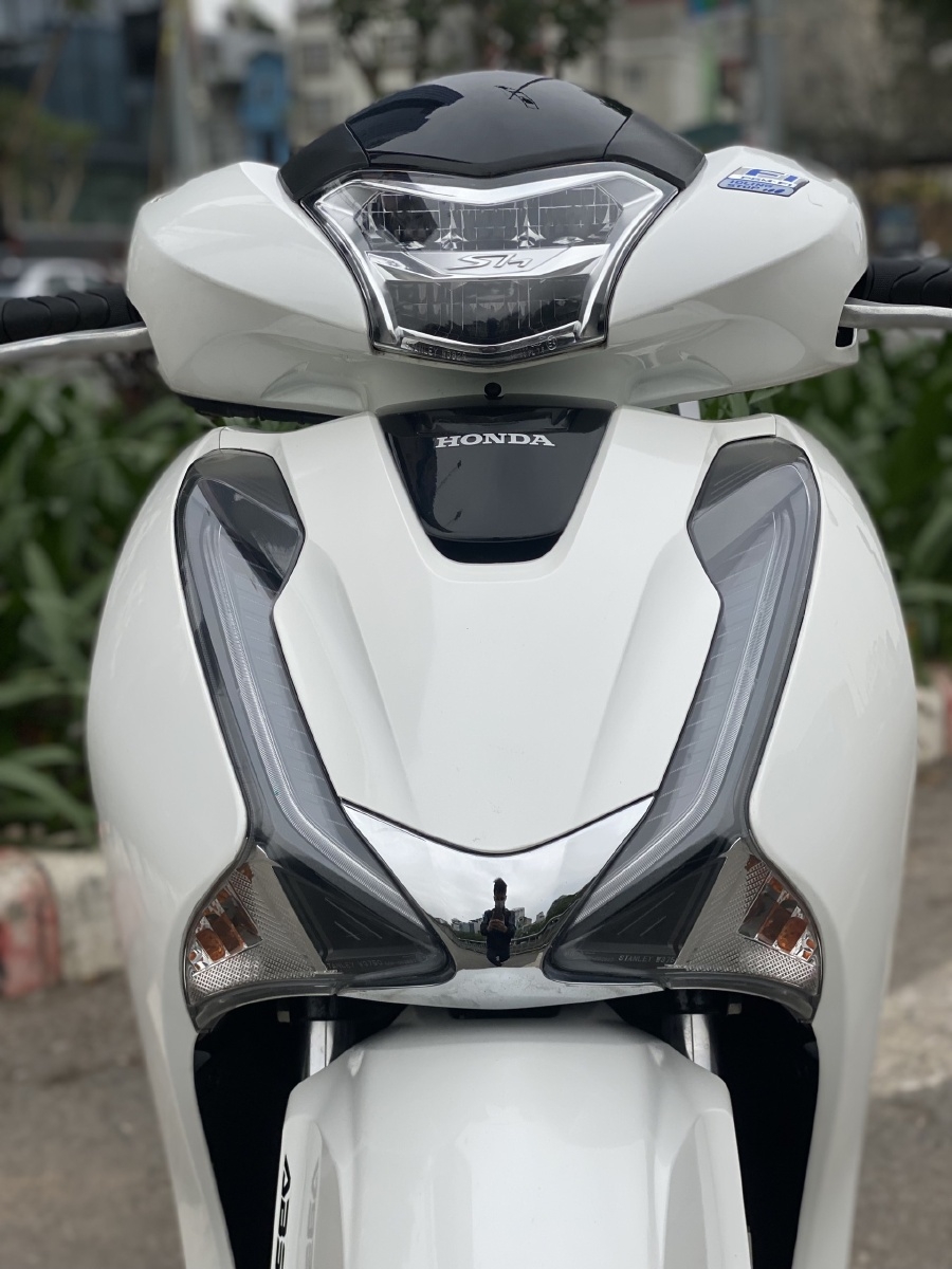 Cần bán SH Việt 150 ABS 2018 màu trắng cực đẹp, quá mới.