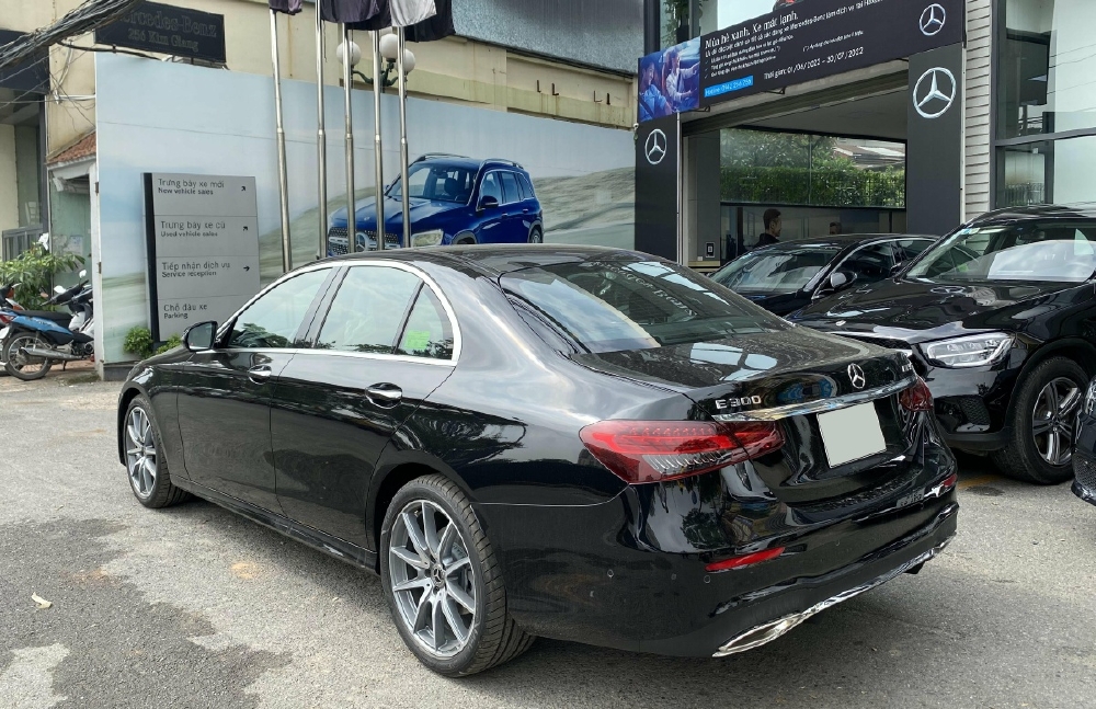 Bán Xe Mercedes-Benz E300 AMG V1 2022 Lướt Màu Đen Giá Cực Tốt