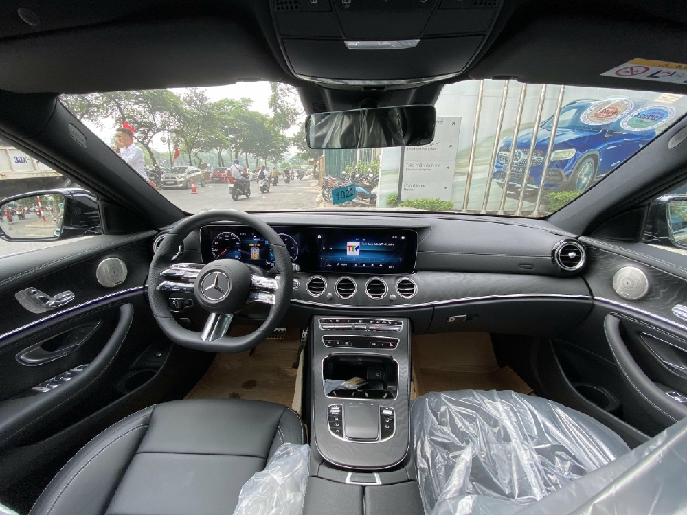 Bán Xe Mercedes-Benz E300 AMG V1 2022 Lướt Màu Đen Giá Cực Tốt