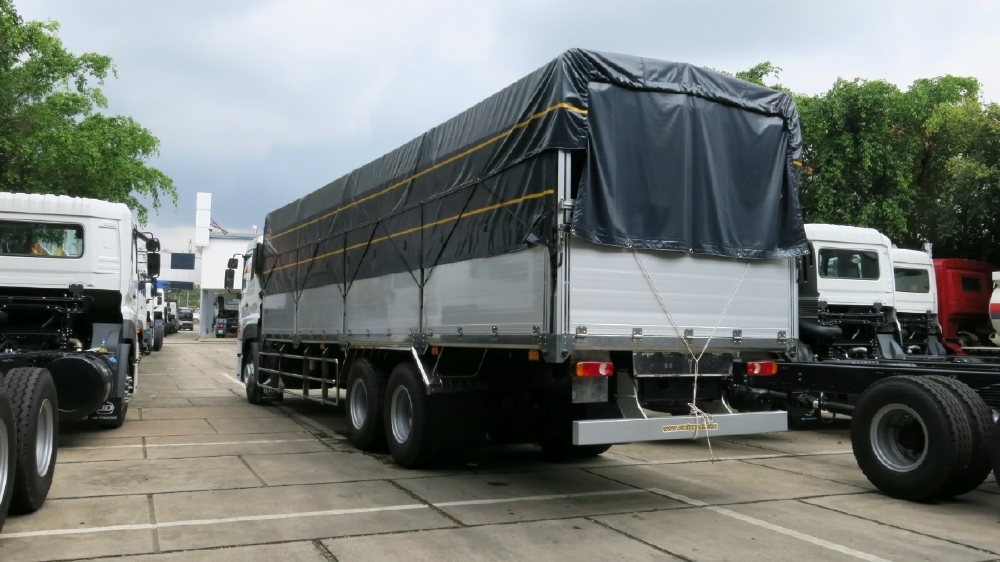 Xe tải thùng 3 chân UD TRUCKS CDE 280 thùng mui bạt
