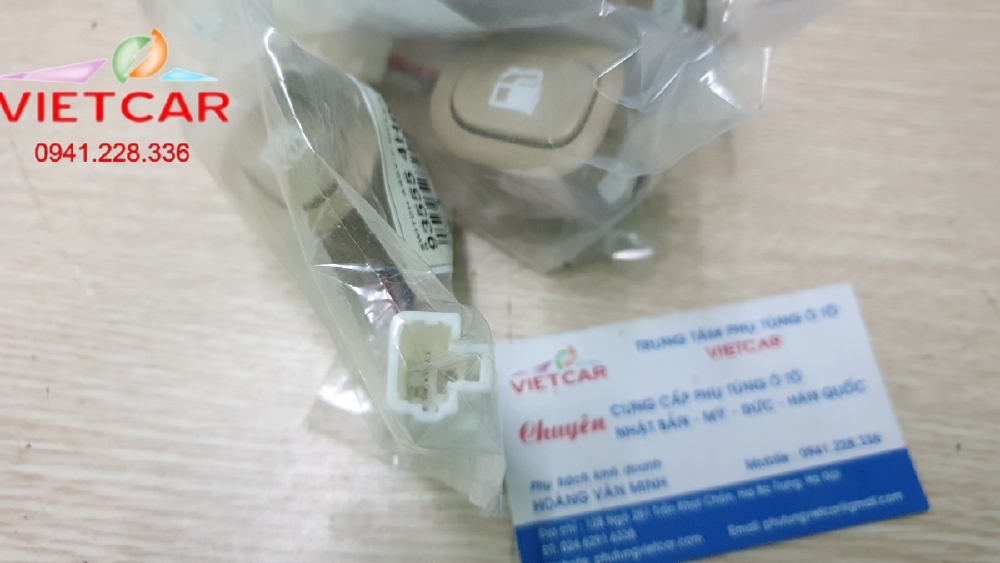 935554H010YR Công tắc mở nắp bình dầu xe Hyundai Starex