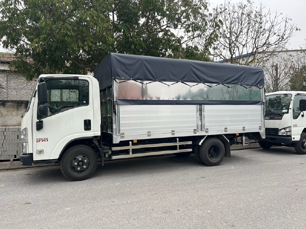 Xe tải isuzu QKR 270 thùng bạt bửng nhôm, thùng dài 4.4m tải 2.75 tấn