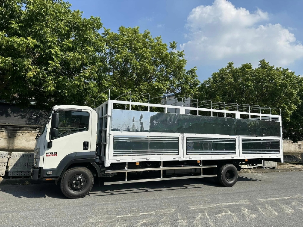Xe tải Isuzu FRR 650 thùng dài 6.7m tải trọng 6t4.