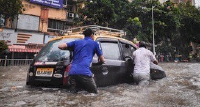 Kinh nghiệm lái xe ô tô mùa mưa lũ và cách xử lý sự cố