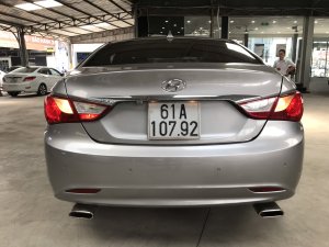 Bán Hyundai Sonata 2.0AT màu bạc số tự động nhập Hàn Quốc 2010 biển Bình Dương đi 88000km