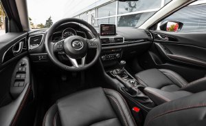 Cần bán xe Mazda 3 bản 1.5 sx năm 2016 màu trắng