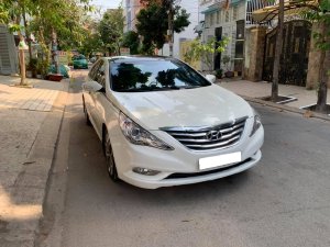 Gia đình cần bán Sonata 2012, số tự động, màu trắng gia đình sử dụng kỷ