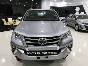 FORTUNER máy dầu số tự động, màu xám bạc giao ngay. Ưu đãi tốt trong tháng 11.