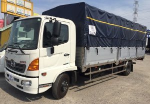 Xe tải HINO FC tải 6T5 thùng bạt bửng nhôm 6m7, trả trước 30%