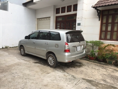 bán xe Toyota Innova 2013 số sàn màu bạc fom mới