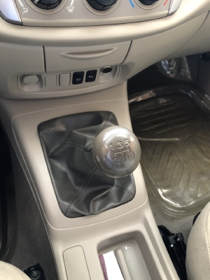 Bán Toyota INNOVA 2.0E màu vàng cát số sàn sản xuất 2014 biển Sài Gòn mẫu mới đi 49000km