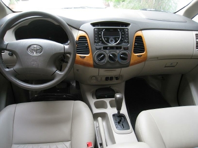 Bán Toyota Innova V 2011 màu bạc xe gia đình