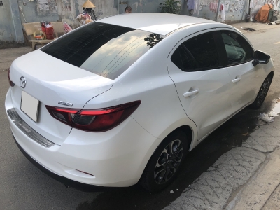 Cần tiền bán Mazda2 số tự động, màu trắng, sản xuất 2018