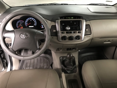 Bán Toyota INNOVA 2.0E màu bạc số sàn sản xuất 2016 biển Bình Dương đi 72000km