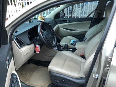 Bán Hyundai Tucson 2.0AT màu vàng cát máy xăng bản đặc biệt sản xuất 2018 biển Bình Dương