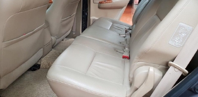 Gia đình cần bán xe Fortuner 2010, số tự động, máy xăng, hai cầu, màu xám, gia đình sử dụng ít, trùm mền là nhiều