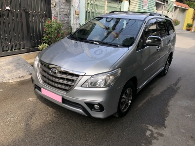 Cần bán xe Toyota Innova 2.0E số sàn 2016 màu bạc bstp chính chủ