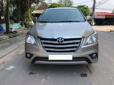 Bán Xe Innova số sàn 2016 màu vàng hoàng kim rất mới