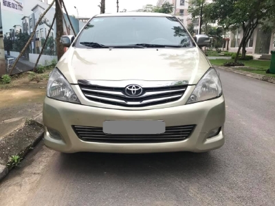 Bán Toyota Innova 2011 tự động màu vàng đồng chính chủ đi kỹ