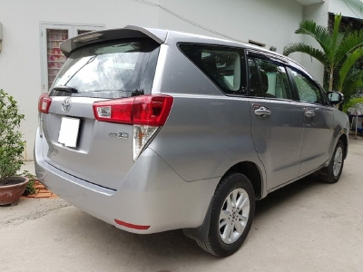 Bán xe Innova đời 2018 màu xám bạc số sàn mẫu mới