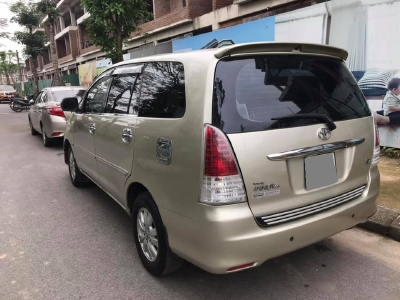 Bán Toyota Innova 2011 tự động màu vàng đồng chính chủ đi kỹ
