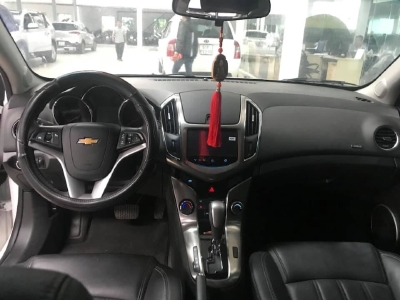 Bán Chevrolet Cruze LTZ 1.8AT màu trắng số tự động sản xuất 2017 biển Sài Gòn mẫu mới