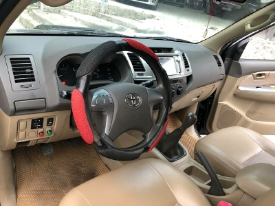 Cần bán xe Toyota Hilux bán tải máy dầu 2015 màu đen biển tp