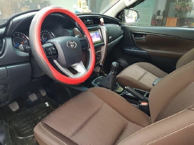 Bán Toyota Fortuner số sàn 2017 máy dầu màu trắng chỉnh chủ