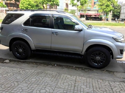 Bán xe Fortuner 2015, số sàn, máy dầu, màu bạc