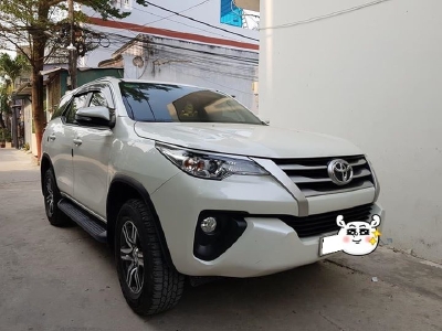 Bán Toyota Fortuner số sàn 2017 máy dầu màu trắng chỉnh chủ
