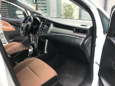 Bán xe Innova 2.0E 2018 số sàn màu trắng nội thất zin nguyên bản