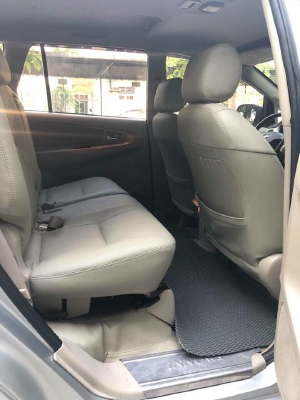 Cần bán xe Toyota Innova 2009 số sàn màu bạc cọp