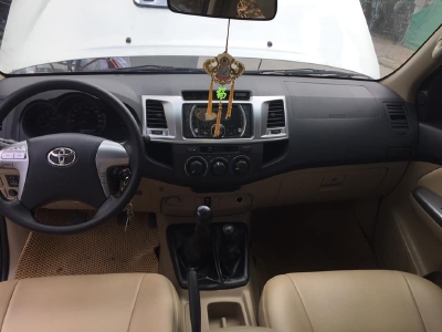 Cần bán Toyota Hilux 2014 máy dầu số sàn, màu bạc 2 cầu nhập Thái Lan