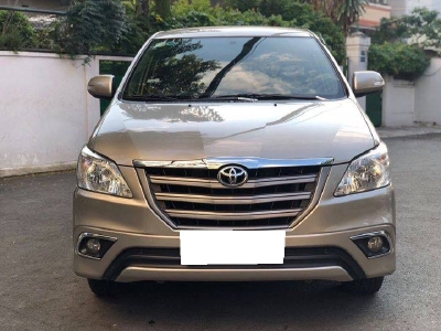 Bán Toyota Innova 2016 màu vàng số sàn xe gia đình chính chủ