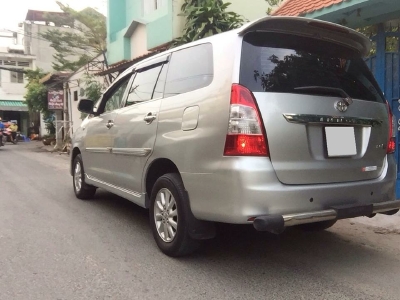 Gia đình cần bán xe Innova đời 2012 đk 2013 số sàn màu bạc