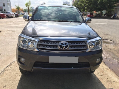 Bán xe Fortuner 2010 tự động xám chì xe gia đình mình mua mới.