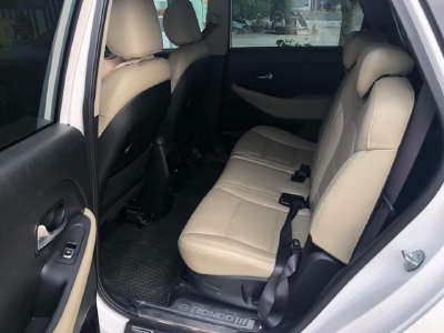 Cần bán xe Kia Rondo 2017 số sàn máy xăng, xe màu trắng