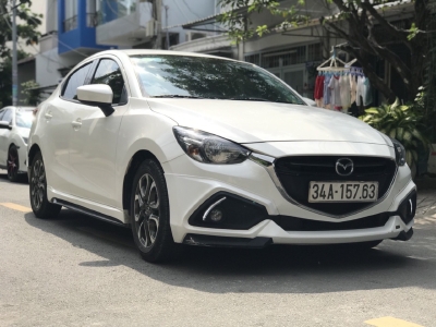 Bán Mazda 2 sedan 1.5AT màu trắng số tự động sản xuất 2016 đi 9000km