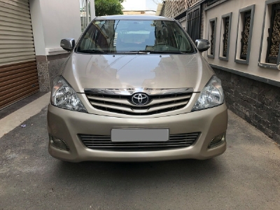 Gia đình cần bán Toyota Innova G SR 2010, số sàn, màu vàng cát