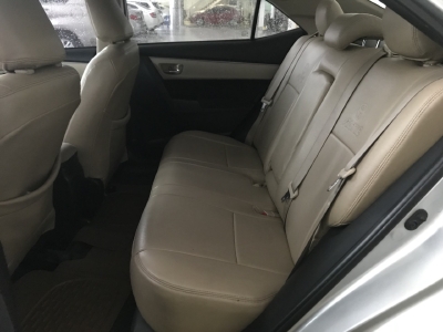 Bán Toyota Altis 1.8G màu bạc số sàn sản xuất 2014 mẫu mới xe đẹp