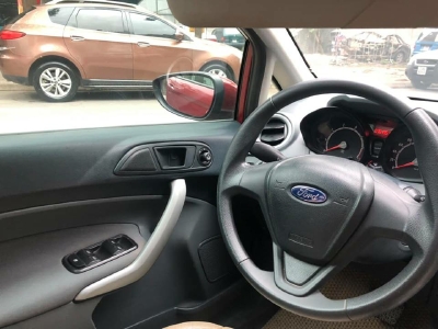 Cần bán xe Ford Fiesta 2012 số tự động màu đỏ chính chủ