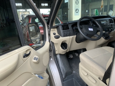Bán Ford Transit màu bạc 2018 số sàn máy dầu mua mới chính hãng